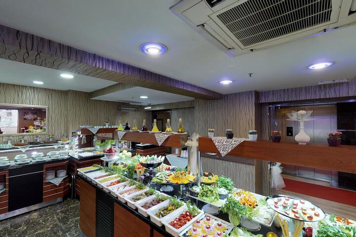 Dining 39 of 48