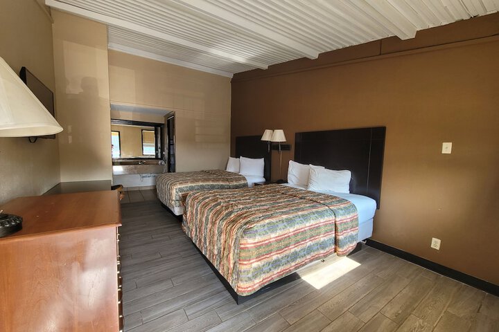 2 Double Beds (6 of 14)