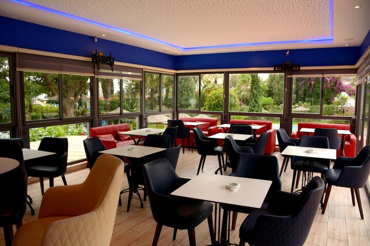 Lounge 43 of 61