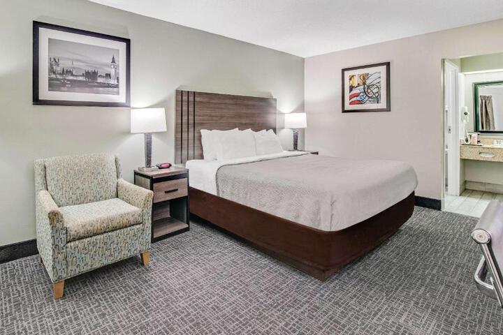 1 King Bed Accessible (10 of 11)