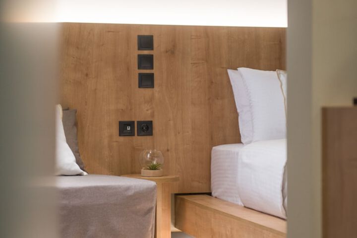 Room 9 of 77