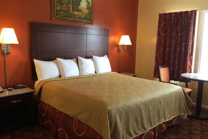 Deluxe King Bed (10 of 12)
