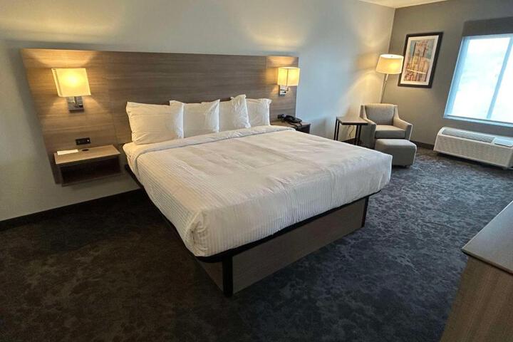 1 King Accessible Comm Assist Roll in Shower Microwave, Refrigerator Full Breakfast (2 of 6)