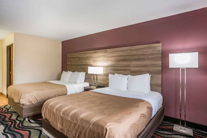 1 Queen Bed Accessible (5 of 10)