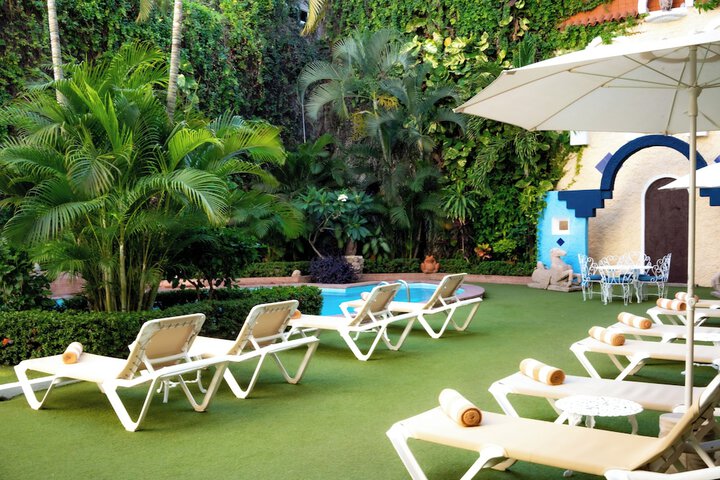 Hotel with Pool
