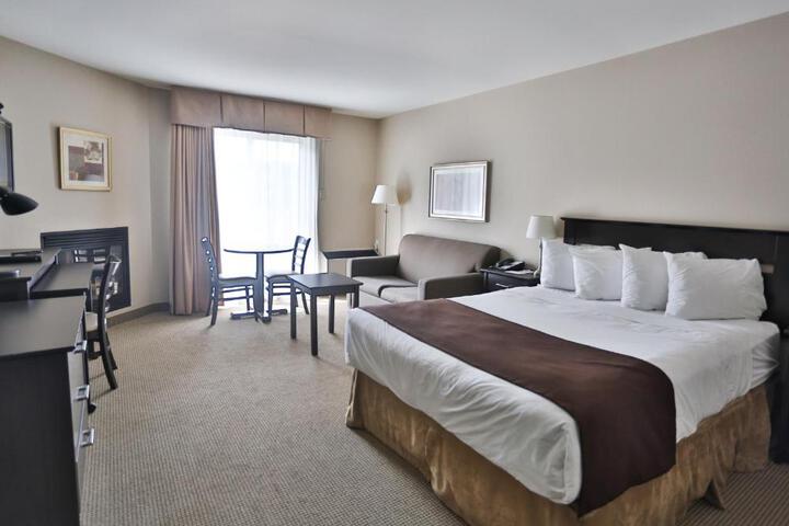 1 Queen Bed (4 of 8)
