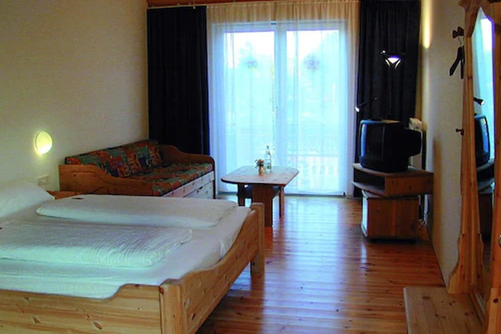 Room 10 of 32