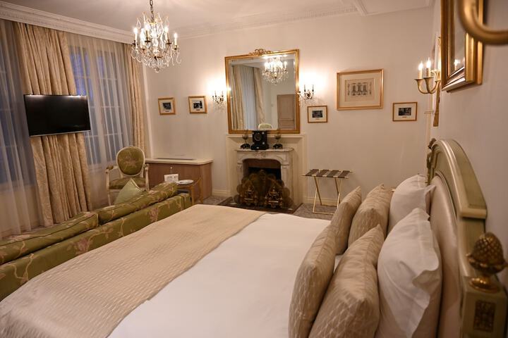 Room 11 of 74
