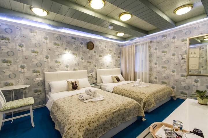Room 13 of 28