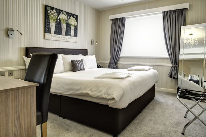 Room 4 of 91