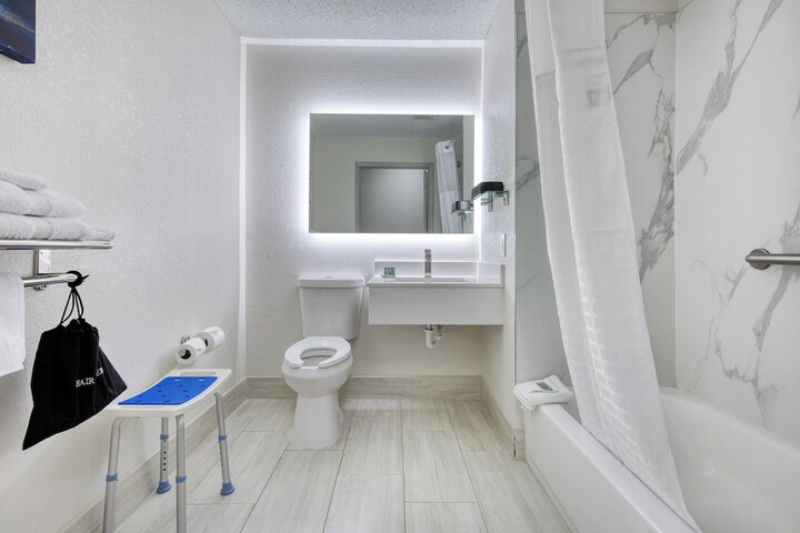 Room 25 of 40