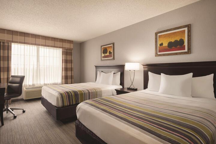 2 Queen Beds (3 of 5)