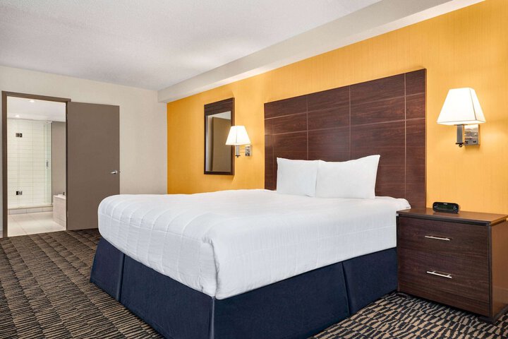 Suite 1 King Bed (3 of 20)