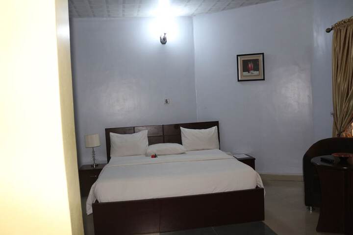 Room 9 of 28