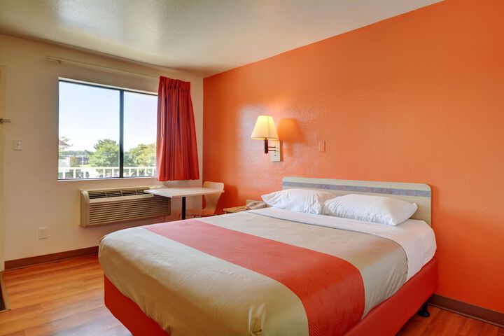 Deluxe Room 1 Queen Bed Accessible Refrigerator, Microwave (12 of 12)