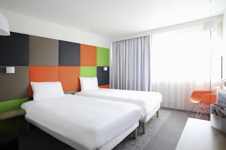 Room 7 of 33