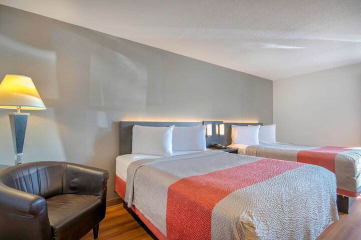 2 Queen Beds (5 of 7)