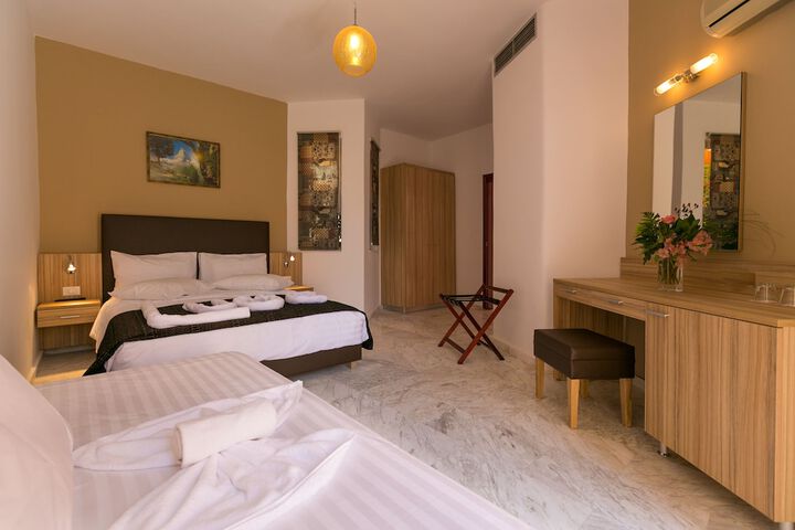Room 4 of 34