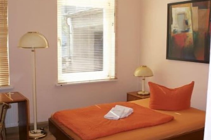 Room 5 of 25