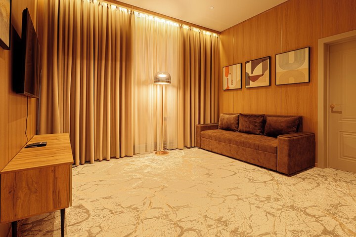 Room 10 of 16