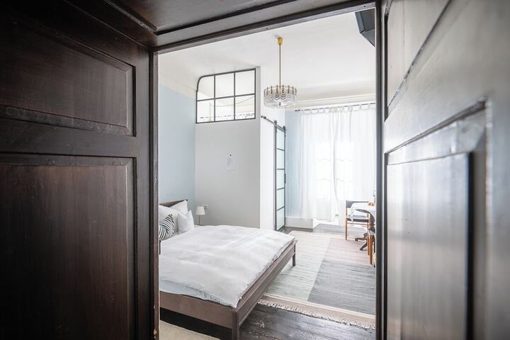 Room 4 of 96