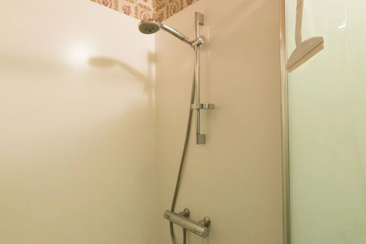 Room 9 of 18