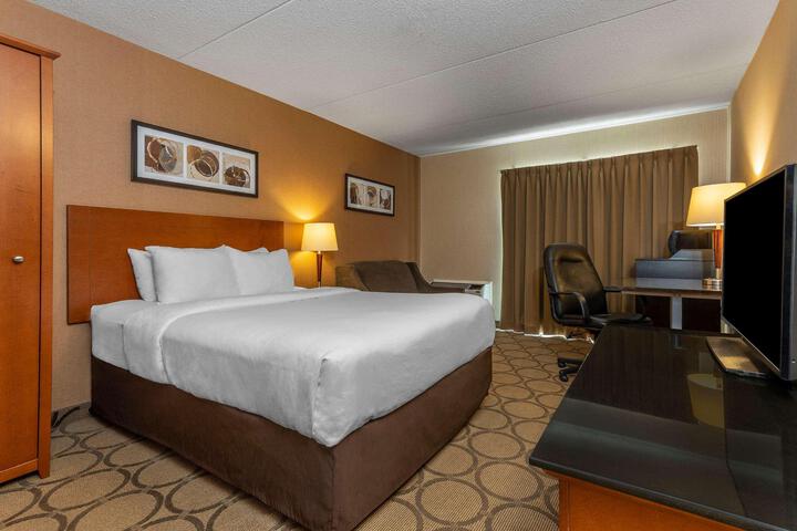 2 Queen Beds (10 of 13)