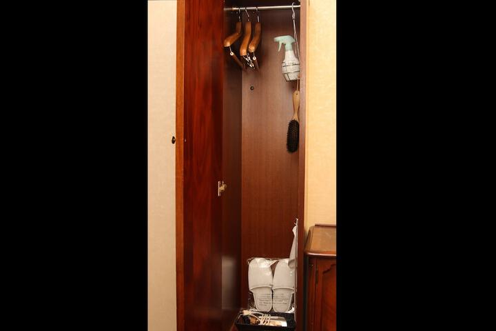 Room 13 of 28