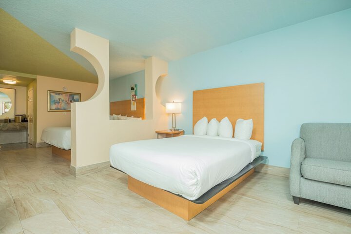 Deluxe Room 1 King Bed Accessible (9 of 22)