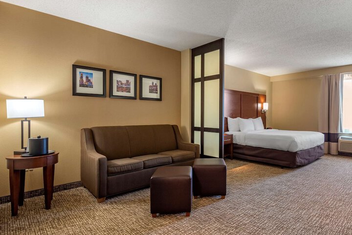 1 King Bed Suite (29 of 30)