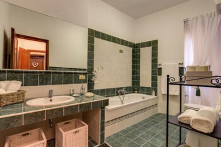 Room 2 of 33