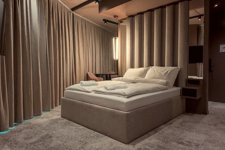 Room 16 of 116