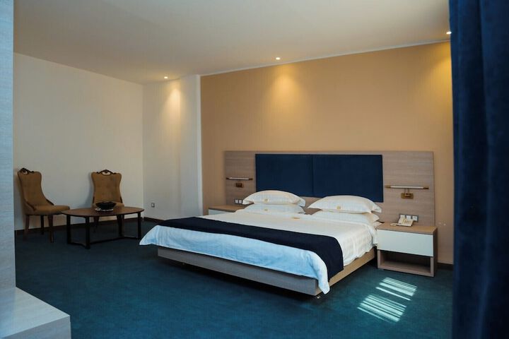 Room 4 of 9