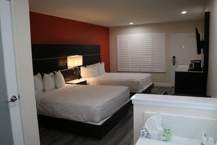 1 Queen Bed | Mob Accessible Roll in Shower Micfridg (8 of 25)