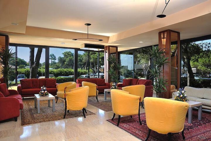Entrance & Lobby