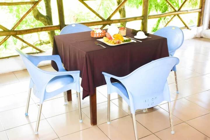 Dining 11 of 21