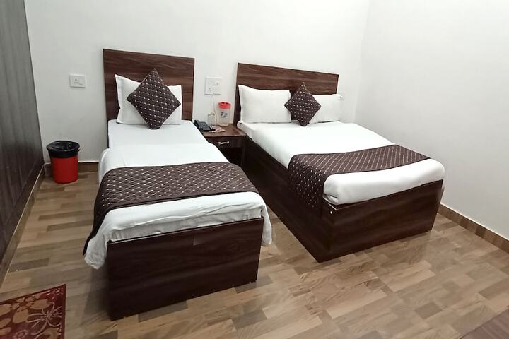 Room 16 of 38