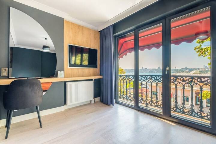 Room 44 of 100
