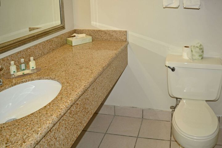 2 Queen Beds (6 of 8)