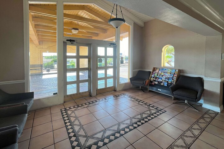 Entrance & Lobby