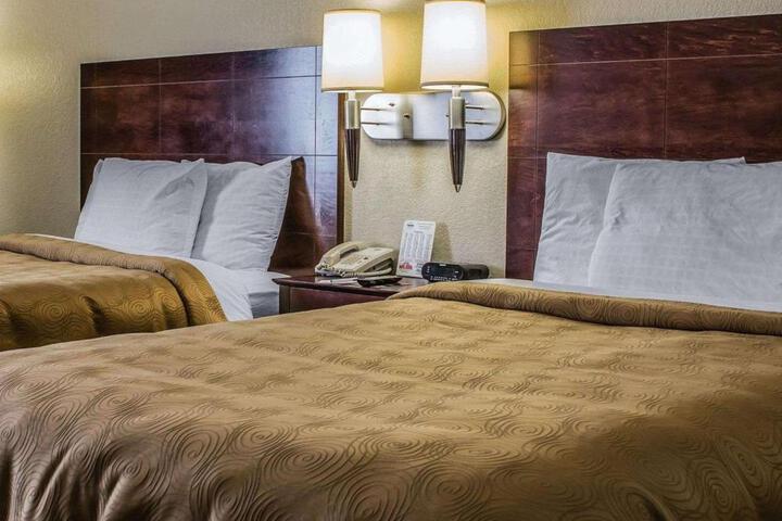 2 Queen Beds Efficiency (6 of 8)