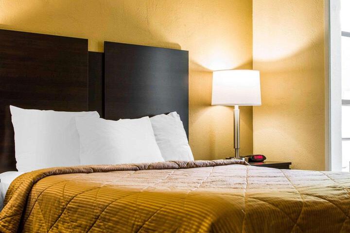 Standard Queen Bed Accessible (20 of 20)