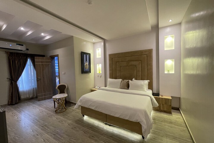 Room 32 of 74