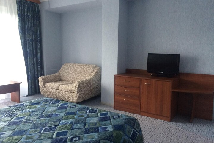 Room 4 of 8