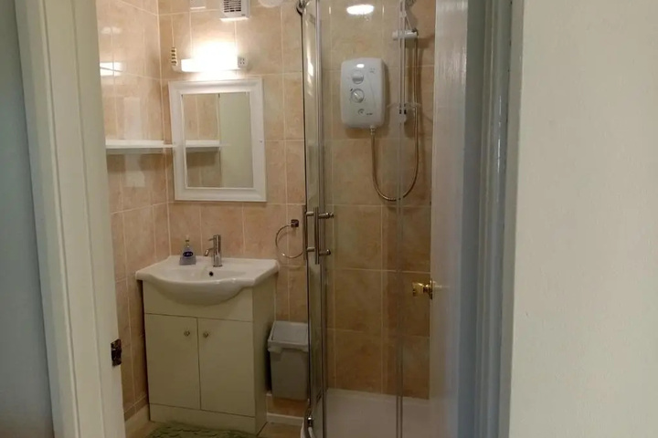 Room 6 of 10