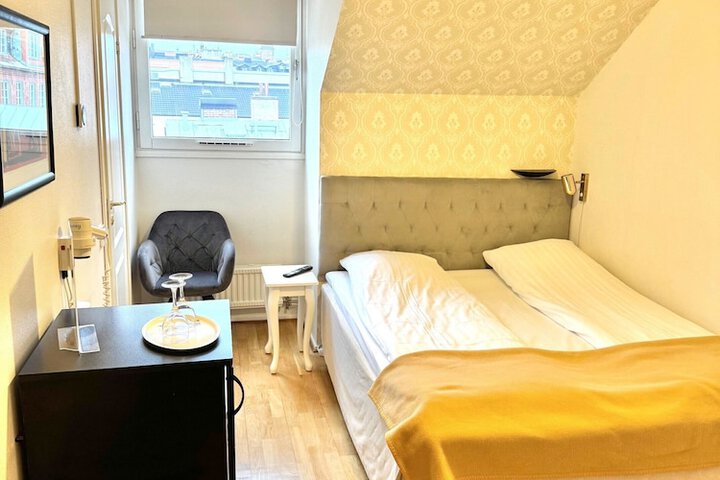 Room 102 of 212