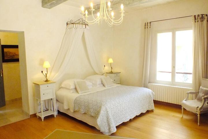 Room 8 of 35