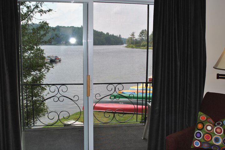 Signature House 1 Queen Bed Balcony Lake View (2 of 9)