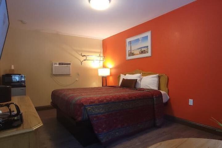 Economy Single Room 1 King Bed Private Bathroom (1 of 6)