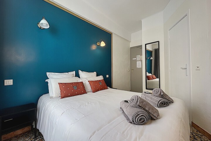 Room 10 of 12